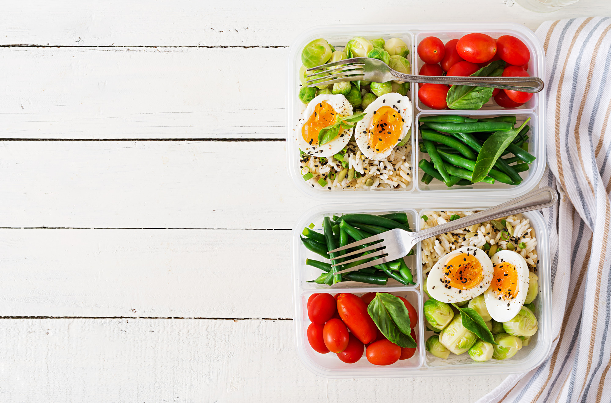 Zestaw lunch box z sałatką i warzywami